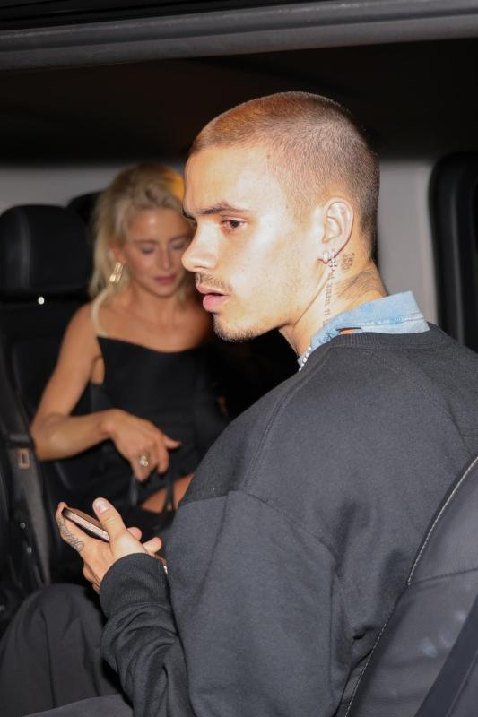 Romeo Beckham,  Kim Turnbull,  Caroline Daur anh 1