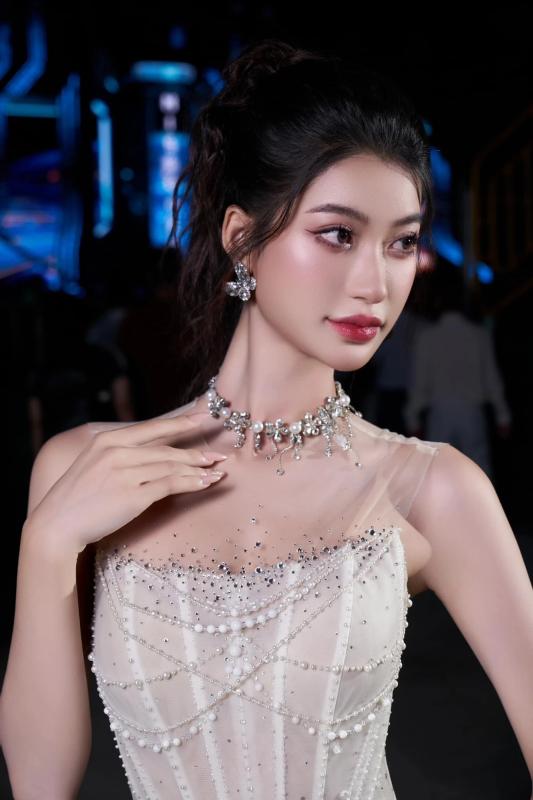 hoa hau hoan vu,  hoang kim ngan,  khuon mat dep anh 2