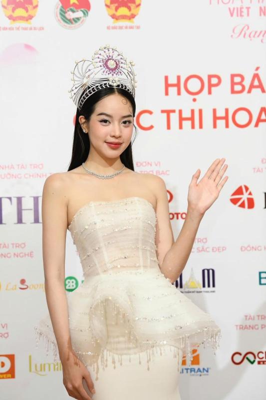hoa hau Viet Nam,  hoa hau hoan vu,  miss cosmo,  hoa hau trai dat,  nhan hang anh 2