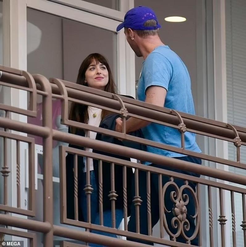 Dakota Johnson,  Chris Martin anh 3