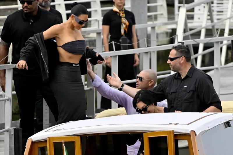 Kim Kardashian,  Kylie Jenner,  Kendall Jenner,  Ivanka Trump anh 4
