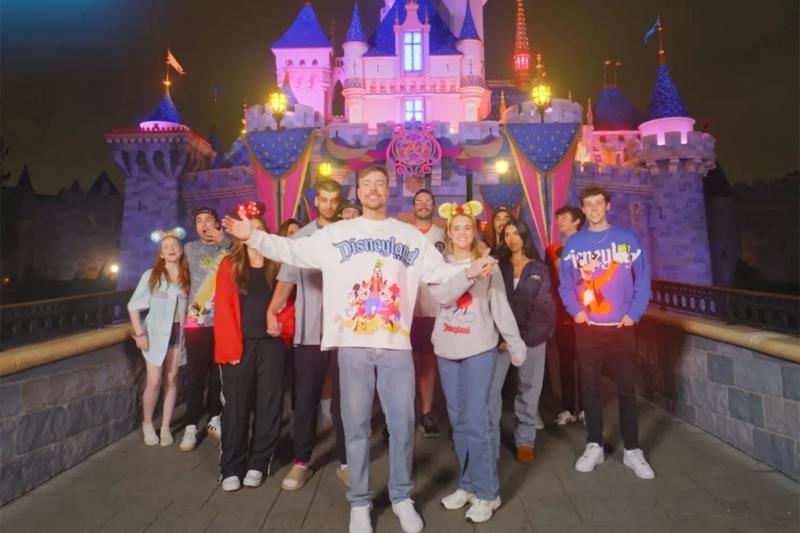 MrBeast bao tron Disneyland anh 2