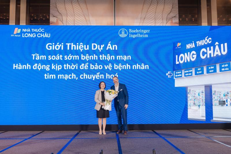 Nha thuoc Long Chau anh 2