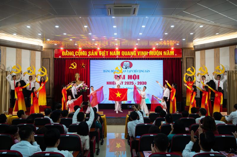 dang tap chi cong san anh 1