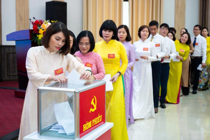 dang tap chi cong san anh 9