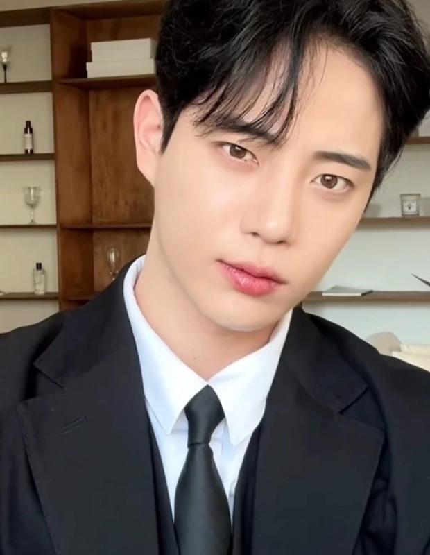 Kim Jong Seok,  nguoi mau anh 1