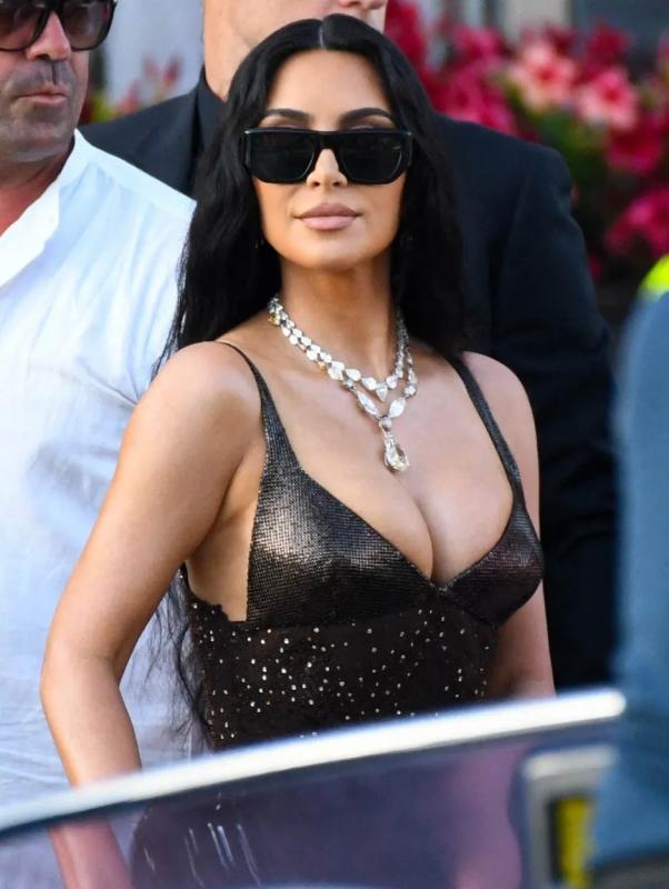 Kim Kardashian,  Kylie Jenner,  Jeff Bezos anh 1