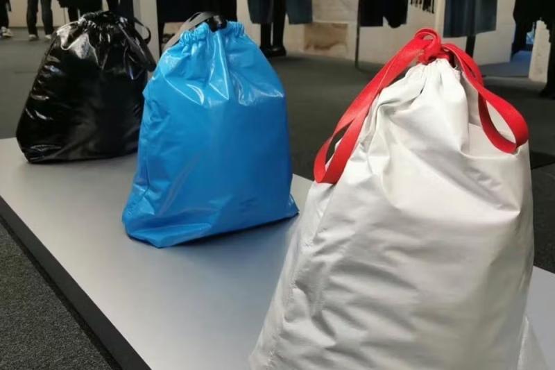 Phao cuu sinh LV,  Phao cuu sinh,  tui Louis Vuitton,  tui phao Louis Vuitton,  Louis Vuitton Lifebuoy anh 9