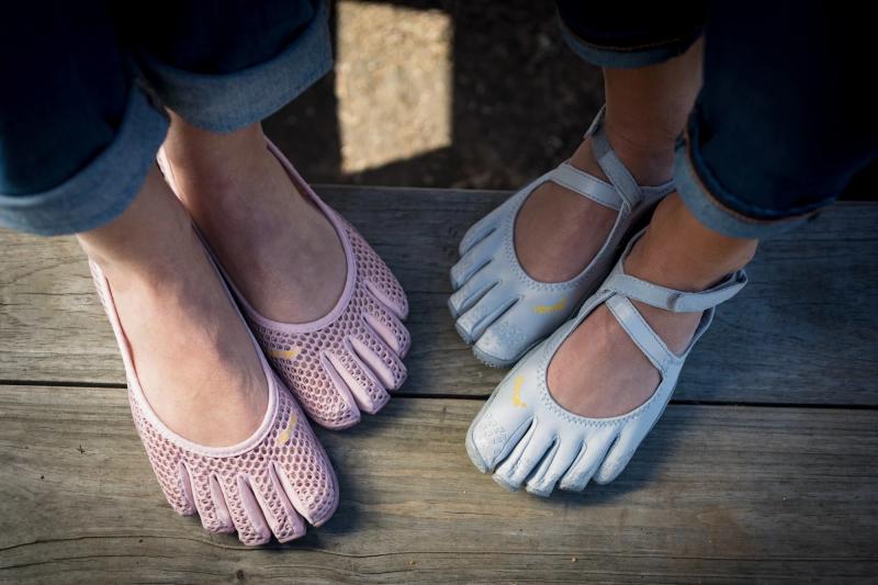 barefoot,  Jennie,  BlackPink,  Lisa,  Balenciaga,  Vibram FiveFingers anh 4