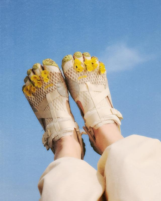 barefoot,  Jennie,  BlackPink,  Lisa,  Balenciaga,  Vibram FiveFingers anh 6