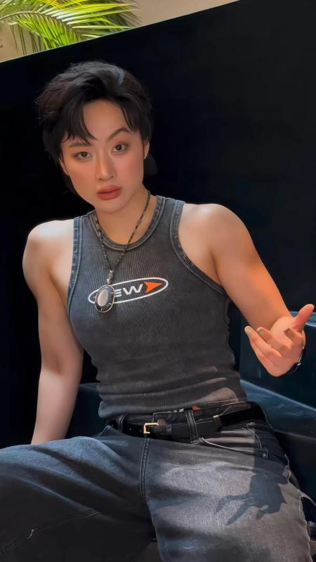 Angela Phuong Trinh, Angela Phuong Trinh co bap,  Pham Van Mach anh 8