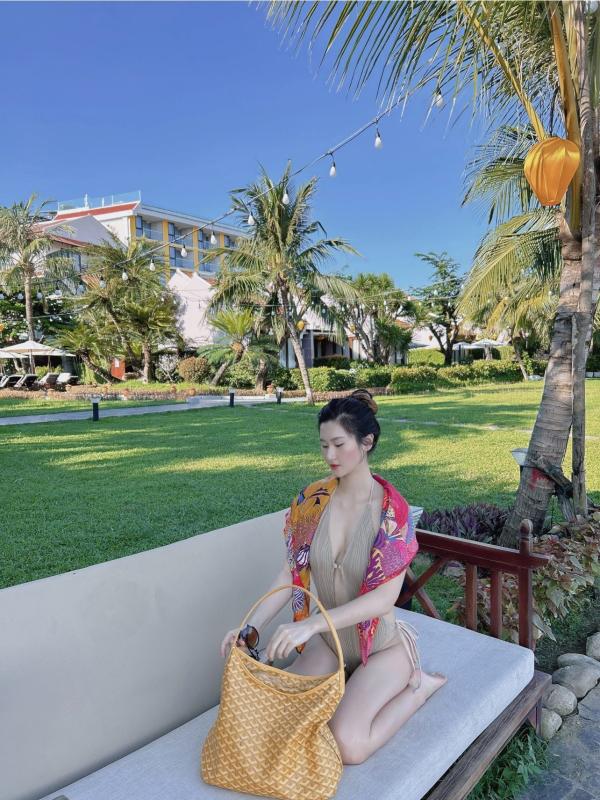 WAG,  WAG Viet,  cau thu Viet,  To Uyen,  Thanh Chung,  vo Thanh Chung,  vo Huy Hung,  Doan Hai My,  Doan Van Hau,  vo Doan Van Hau anh 9
