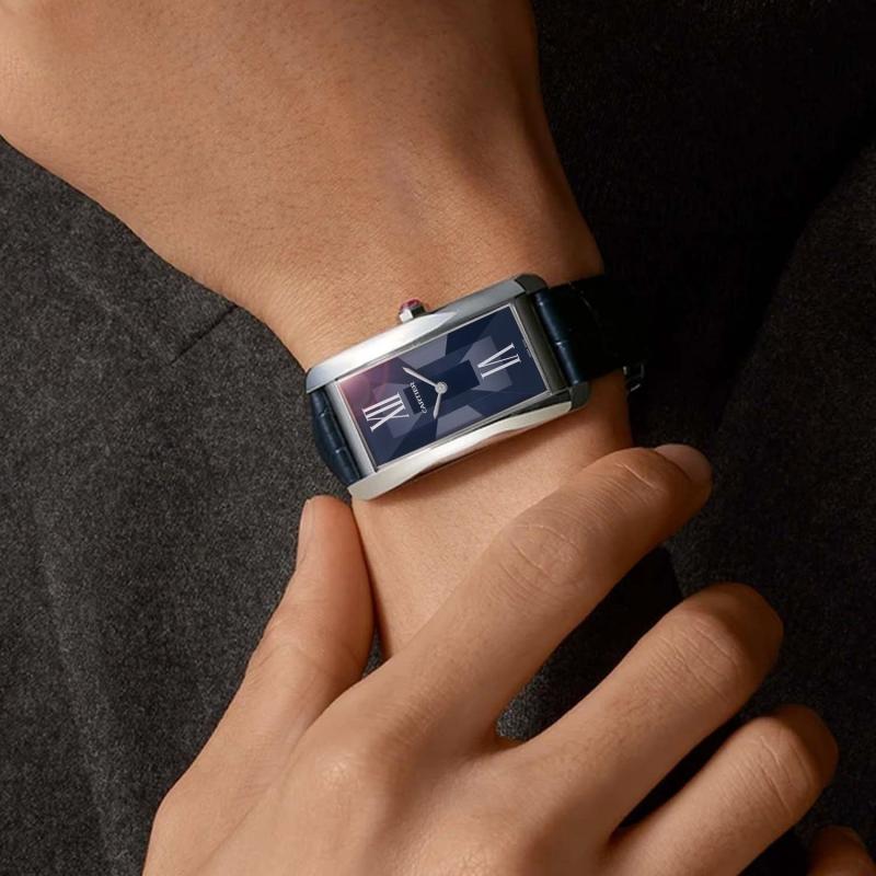 dong ho tuan,  on wrist,  Khuon mat 25.000 USD,  Louis Erard, anh 11