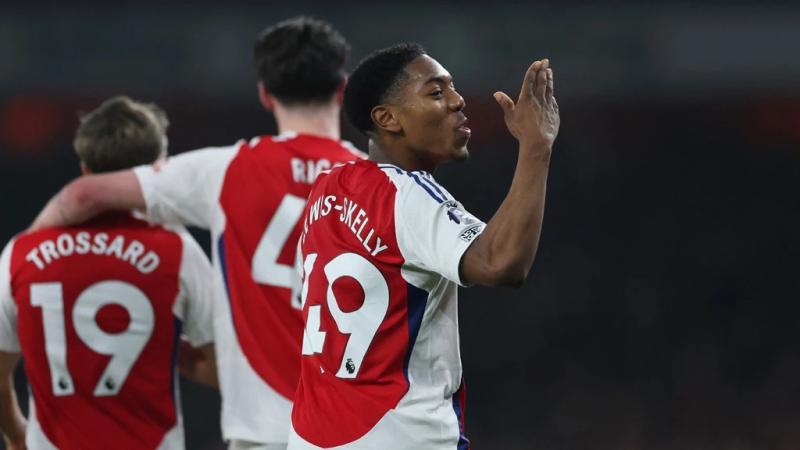 Doi hinh trong mo Arsenal anh 2