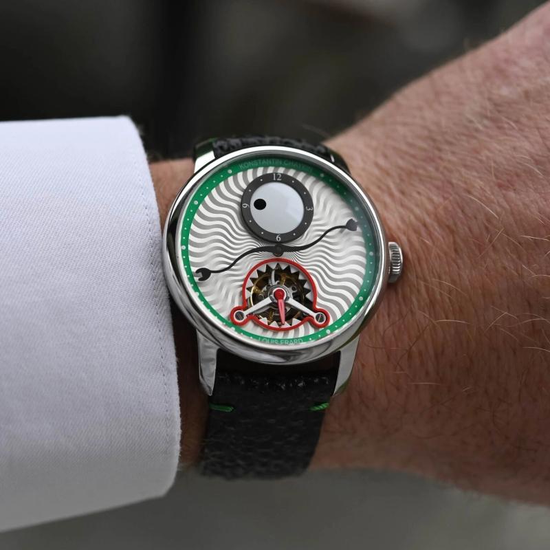 dong ho tuan,  on wrist,  Khuon mat 25.000 USD,  Louis Erard, anh 3