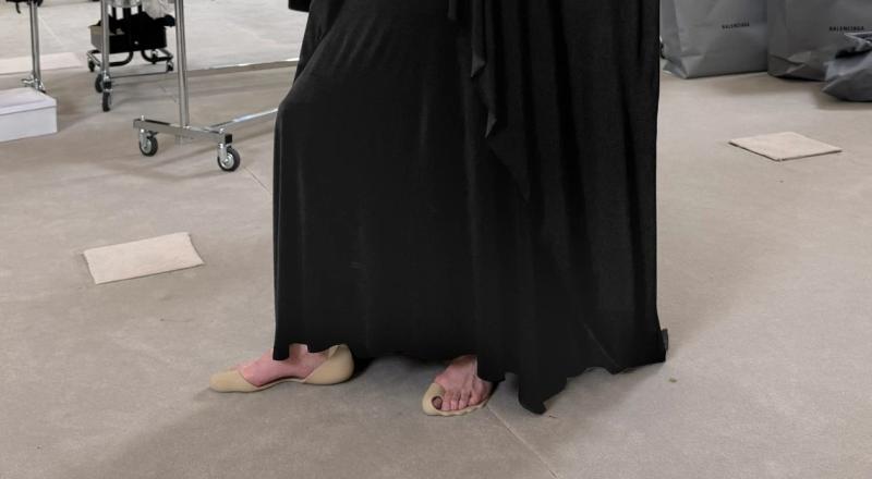 barefoot,  Jennie,  BlackPink,  Lisa,  Balenciaga,  Vibram FiveFingers anh 9