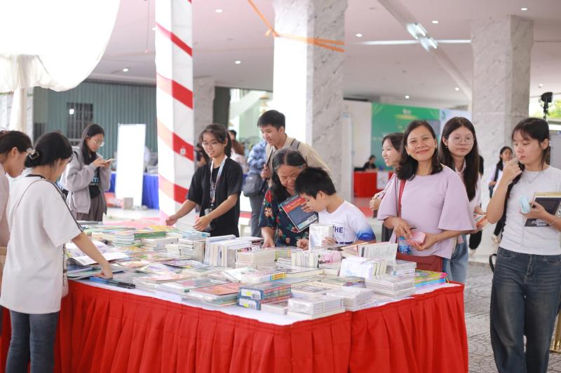 hoi sach sinh vien,  sinh vien Vinh Long,  Chuyen Ben Tre,  van hoa doc,  hoat dong doc anh 1