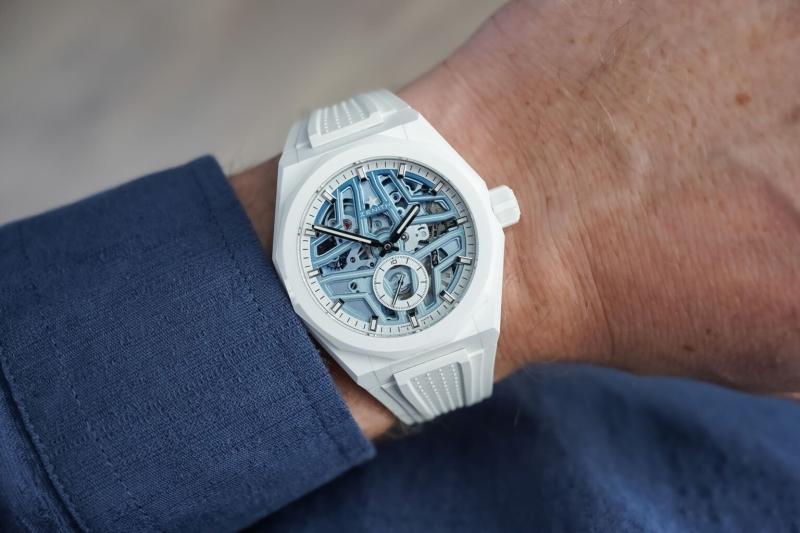 dong ho tuan,  on wrist,  Khuon mat 25.000 USD,  Louis Erard, anh 1