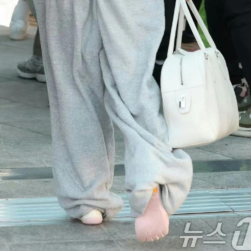 barefoot,  Jennie,  BlackPink,  Lisa,  Balenciaga,  Vibram FiveFingers anh 2