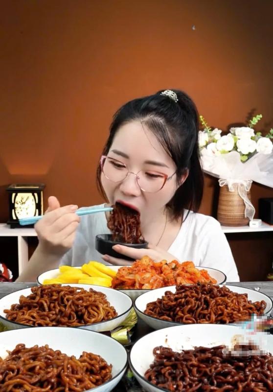 tiktoker mukbang anh 4