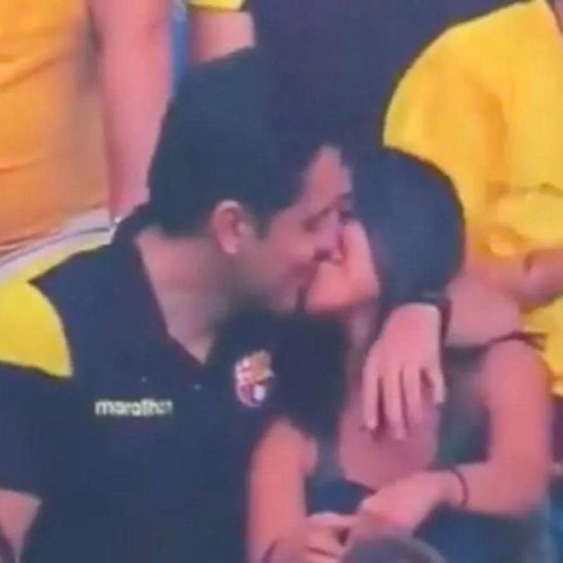 ceo ngoai tinh kiss cam anh 2