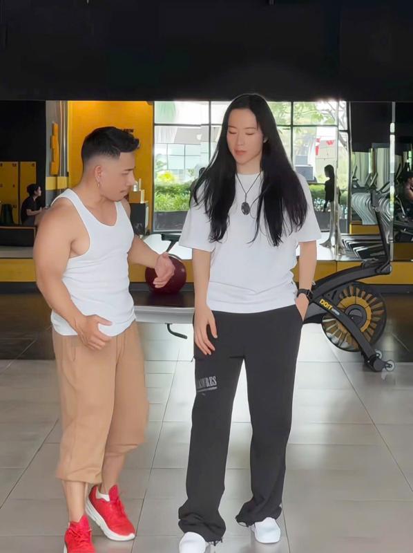 Angela Phuong Trinh,  Pham Van Mach anh 1