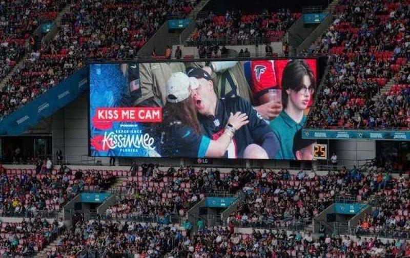 ceo ngoai tinh kiss cam anh 4