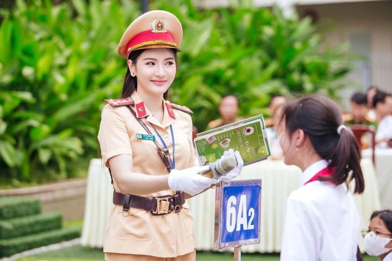 Cong an girl pho anh 2