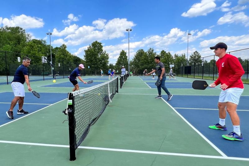 mau thuan,  tieng on pickleball,  hang xom,  san pickleball,  pickleball on ao,  cu dan pickleball anh 2