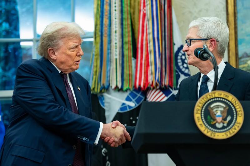 Tim Cook tang Donald Trump anh 2