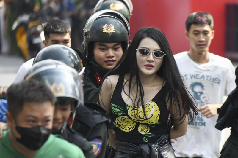 Cong an girl pho anh 1