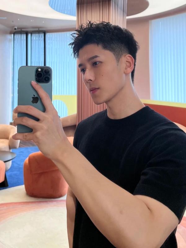 dan ong Trung Quoc,  tham my nam,  lam dep nam,  cay toc nam,  cai thien ngoai hinh,  loi the su nghiep,  xu huong tham my,  nam gioi Trung Quoc,  lam dep cong so,  tu tin ngoai hinh anh 1