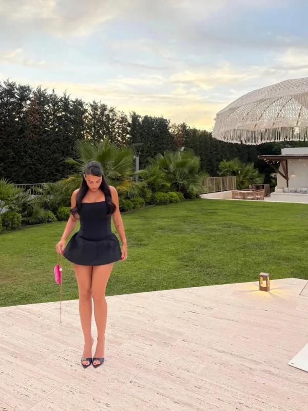 Ban gai Ronaldo tao bao anh 2