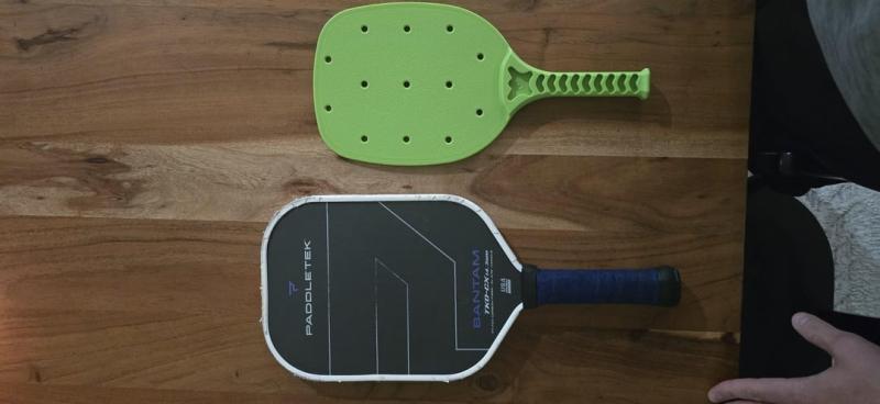 vot pickleball,  pickleball gia re,  doanh nhan pickleball,  Tyler pickleball,  vot Dollar Tree,  review vot pickleball,  choi pickleball,  pickleball chua chay,  vot Yeu Tinh Xanh,  the thao gia re anh 2