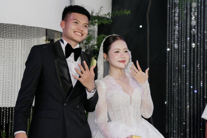 nguyen van tung cuoi anh 5
