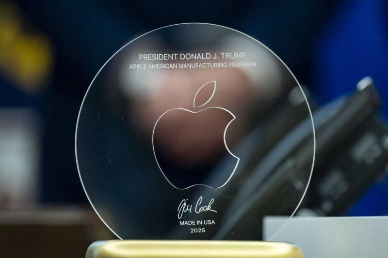 Tim Cook tang Donald Trump anh 1