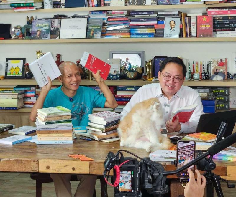 Hoang Nam Tien,  Thu cho em,  Thieu tuong Hoang Dan,  KOL sach,  livestream ban sach anh 2